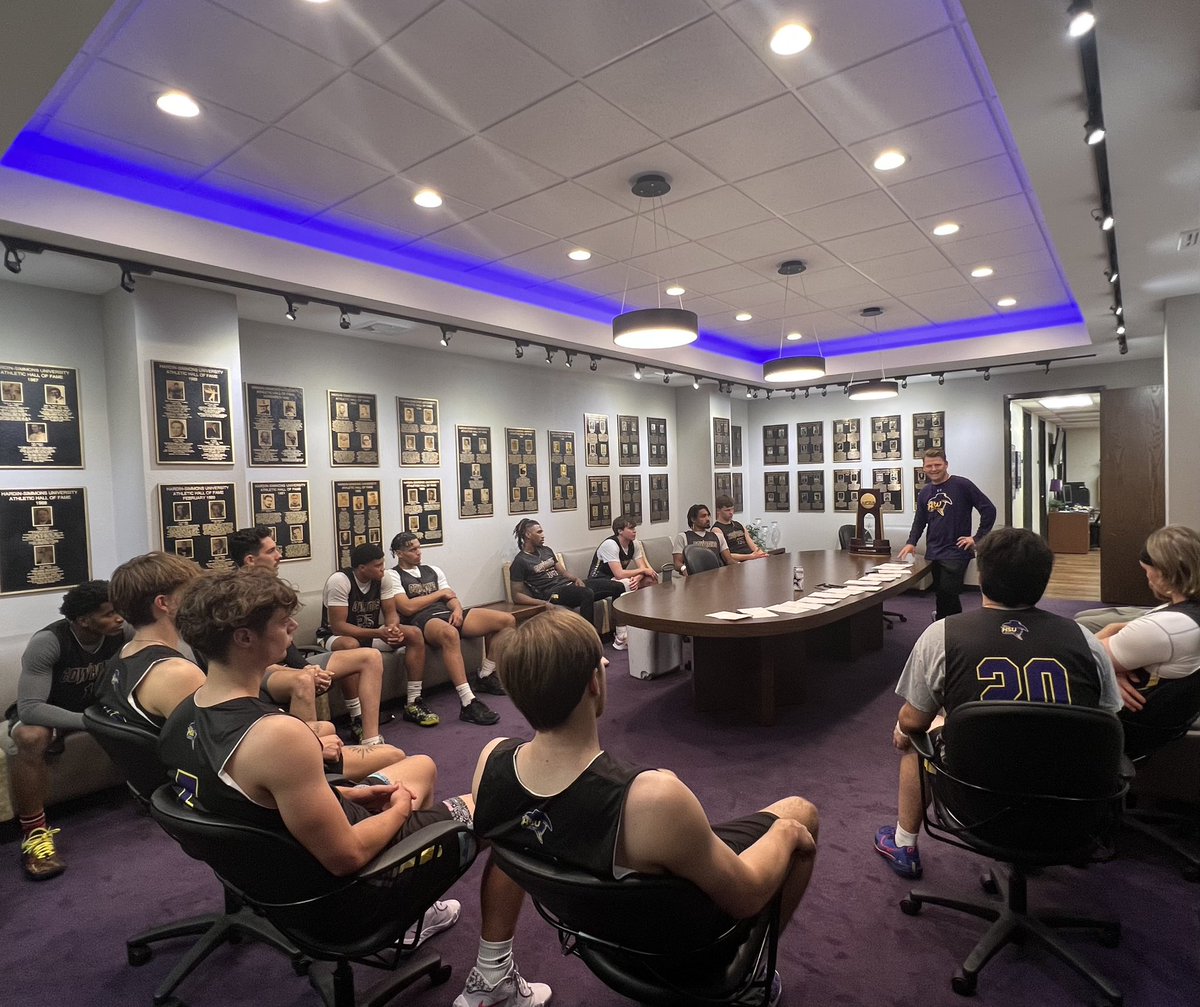 HSUMBB's tweet photo. While you were 😴 for the second straight year, your Cowboys completed their first practice of the season at MIDNIGHT ‼️

Check out some 📸 from this mornings practice! ⬇️

#JustUs 🤠🏀 https://t.co/AtYVNvXsAI
