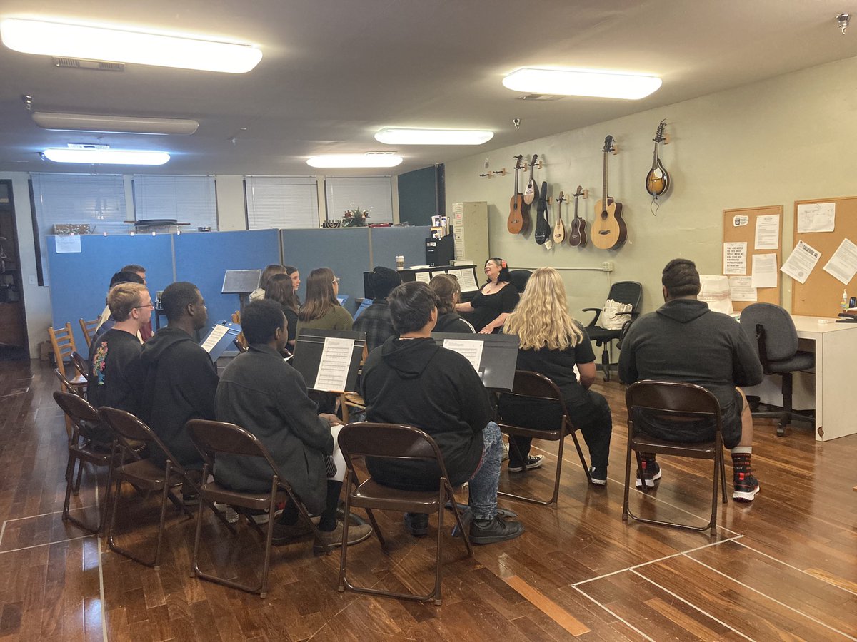 TullahomaChoirs's tweet photo. THS Chamber Singers Madrigal Workshop at the Shakespeare Playhouse!! @JQuick_THSPride @ArtsTcs @TCSPublic @MelissaHinds42 @DrCatStephens https://t.co/QzVaiGb4bf