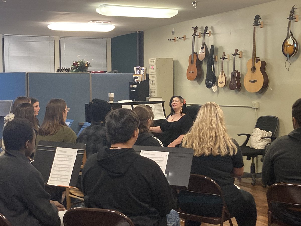 TullahomaChoirs's tweet photo. THS Chamber Singers Madrigal Workshop at the Shakespeare Playhouse!! @JQuick_THSPride @ArtsTcs @TCSPublic @MelissaHinds42 @DrCatStephens https://t.co/QzVaiGb4bf