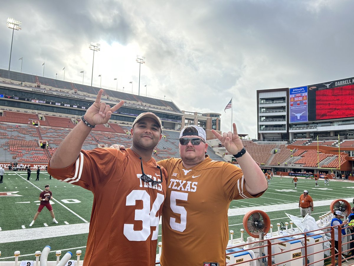 Ron3Jon's tweet photo. From Kentucky to Austin! Game day baby!! #HookEm https://t.co/WucPBX3Ho2
