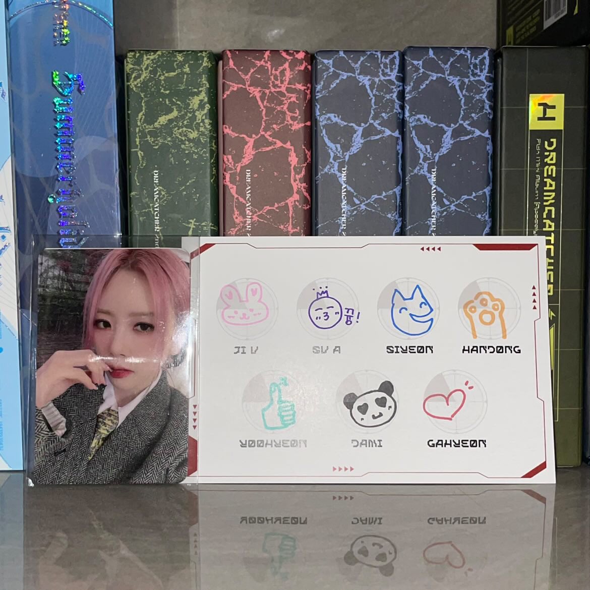 831x1O_'s tweet photo. #VISION_OF_DREAMCATCHER
#DREAMCATCHER #드림캐쳐 #EVERLINE #에버라인
에버라인 드림캐쳐 팝업스토어 다녀왔어요(•̀ᴗ•́)و ̑̑ 
너무 멋있게 꾸며져 있는 거 아닌가요!!
첫 럭드만에 지유언니가 나와줬답니다🫶🏻
도장들도 너무 귀여워요!! 덕분에 행복한 시간 보냈어요❤️ https://t.co/3acwDnMEPJ
