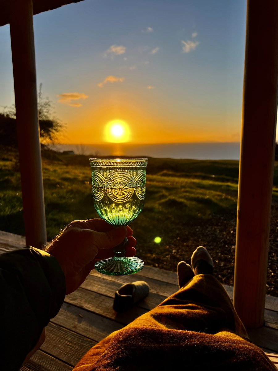Walkerboy7's tweet photo. Love Scotland. Bit special this weekend. First evening sat on the deck ❤️🏴󠁧󠁢󠁳󠁣󠁴󠁿🏴󠁧󠁢󠁳󠁣󠁴󠁿❤️ #westcoast #Dunure #cabin #relax #livelifelovelife https://t.co/Eh857j4B2Q