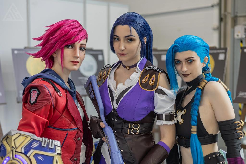 Speedy (@speedy_cosplay) on Twitter photo Family photo 🫢☺️😅
Caitlyn by me
Vi by <a href="/LancerAri/">Ari.Anna_cosplay</a>
Jinx by @enshee_cosplay
#arcane #arcanecosplay #jinx #vi #caitlyn #fortiche #leagueoflegends #forticheprod Family photo 🫢☺️😅
Caitlyn by me
Vi by <a href="/LancerAri/">Ari.Anna_cosplay</a>
Jinx by @enshee_cosplay
#arcane #arcanecosplay #jinx #vi #caitlyn #fortiche #leagueoflegends #forticheprod