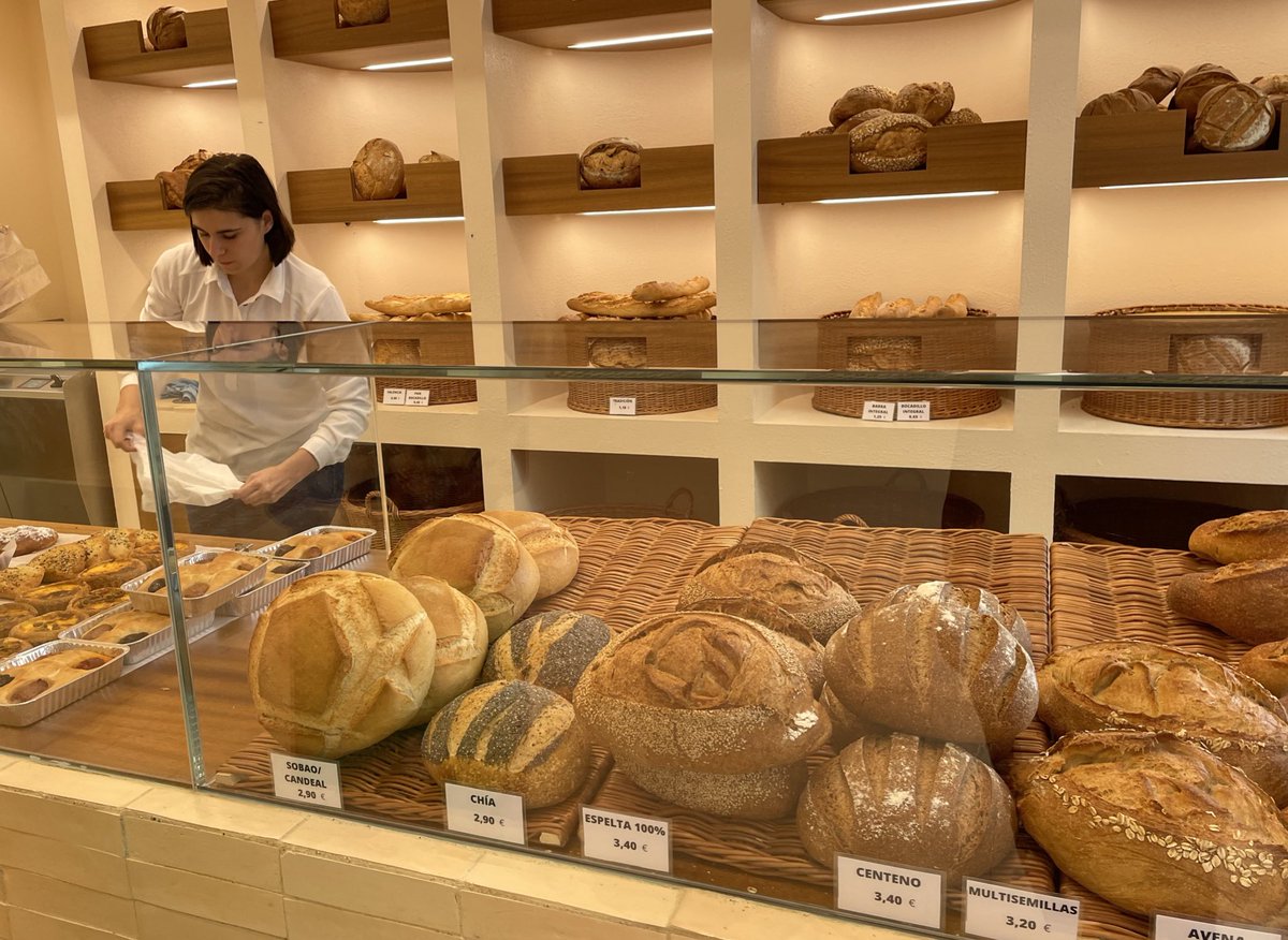 feresquilache's tweet photo. Ei, que si @Vicent_Marco el recomana, se va i es tasta, no hi ha més. El croissant de xocolate molt bo. #Aspai https://t.co/yyRqp6Ait4