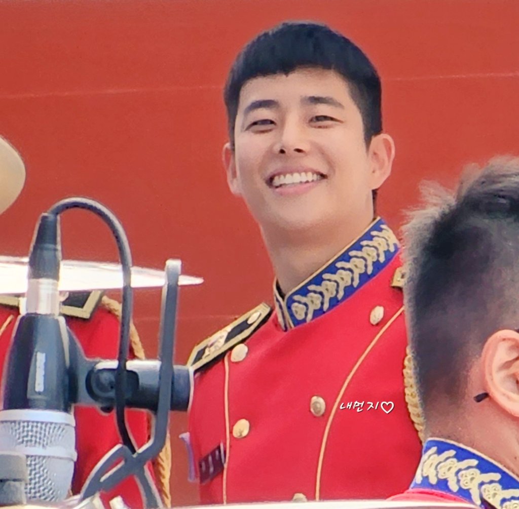 myungjuni5959's tweet image. 놓치지 않을 꼬에여😍
눈에 담구 가슴 깊이 세기구 
머릿 속에 저장하구

입꾹이 한거 환한 미소 날려 준거
잊지 않구 엠고플 때  꺼내 볼게💕

오늘도 우리쭈니 덕분에 마니 행복했어🥰 고마워🙏❤️

#육군사관학교 #육사군악대 #김명준 
#아스트로 #엠제이 #MJ