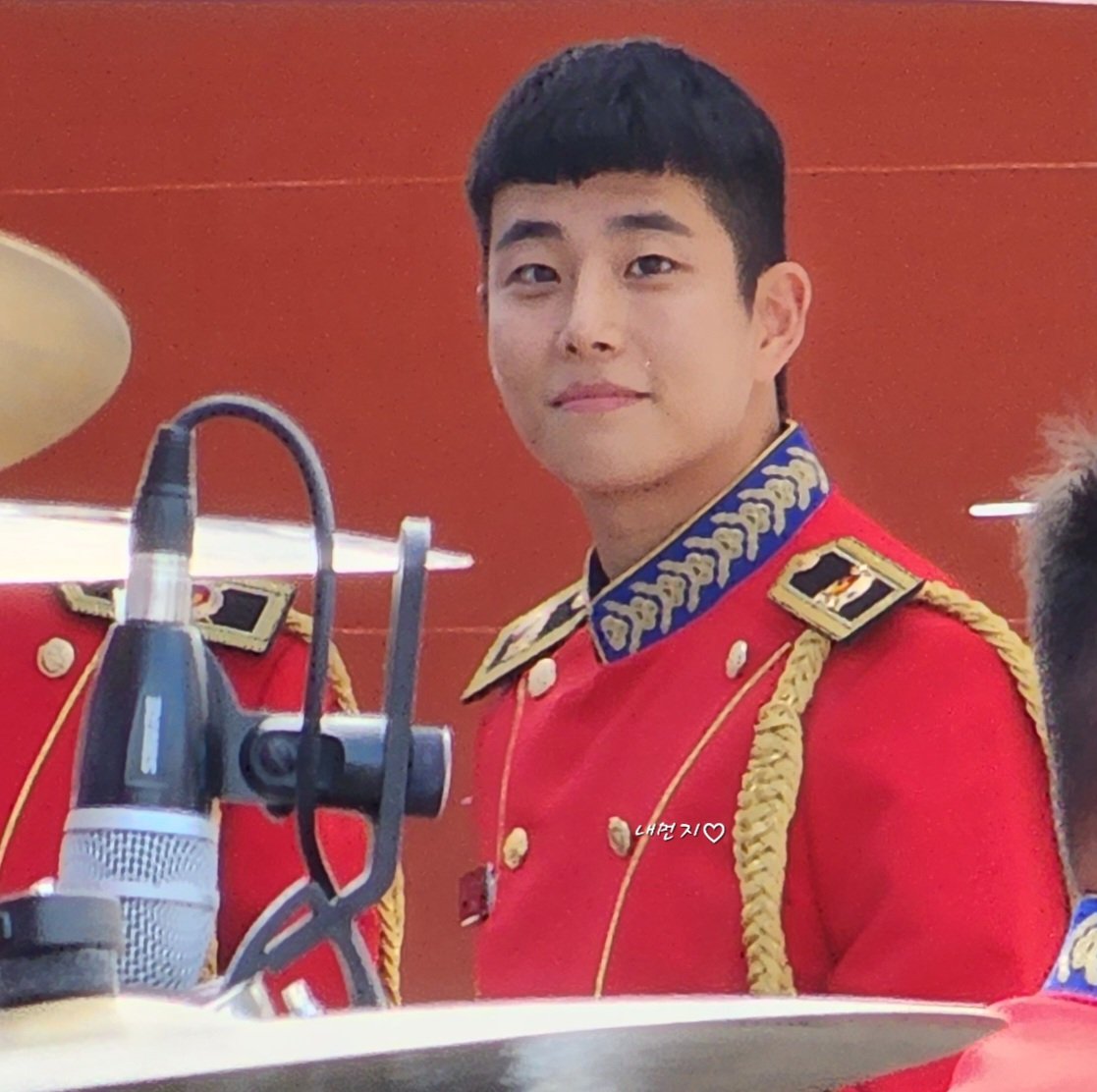 myungjuni5959's tweet image. 놓치지 않을 꼬에여😍
눈에 담구 가슴 깊이 세기구 
머릿 속에 저장하구

입꾹이 한거 환한 미소 날려 준거
잊지 않구 엠고플 때  꺼내 볼게💕

오늘도 우리쭈니 덕분에 마니 행복했어🥰 고마워🙏❤️

#육군사관학교 #육사군악대 #김명준 
#아스트로 #엠제이 #MJ