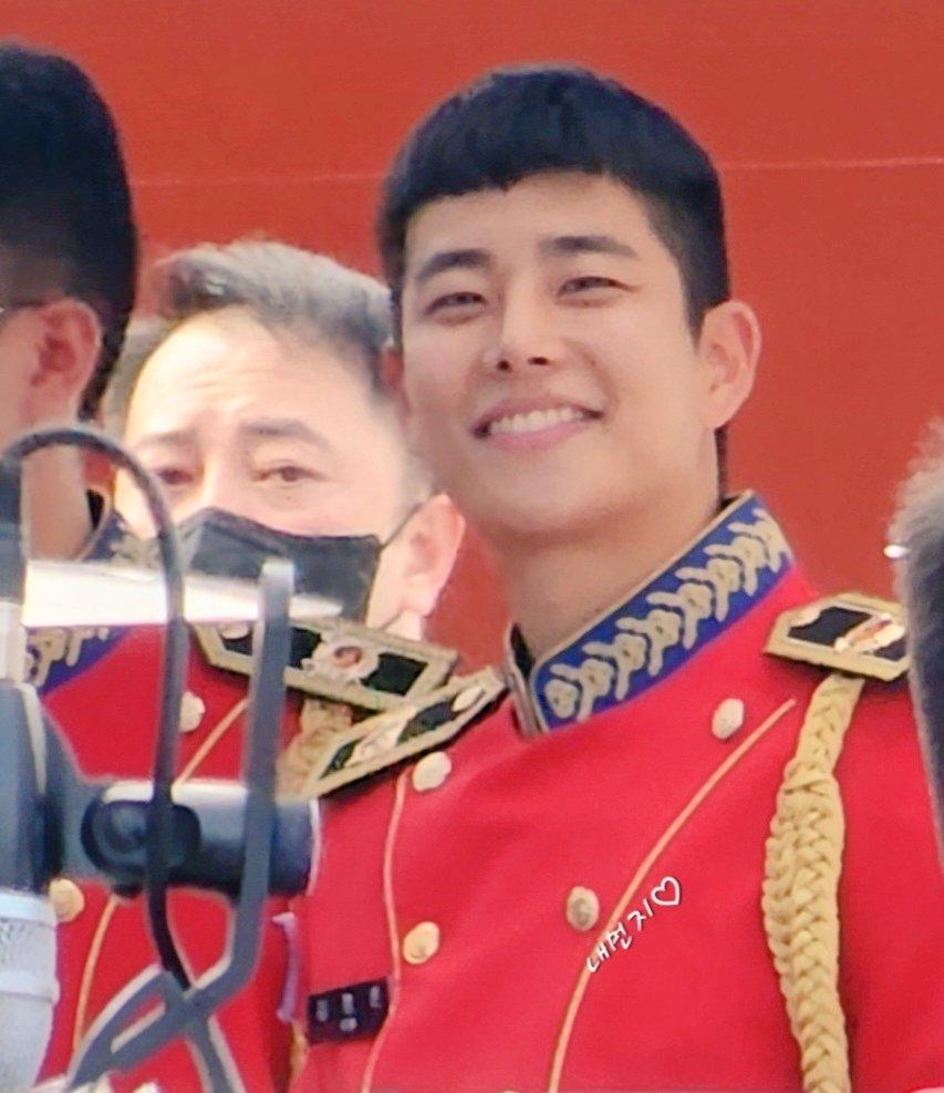 myungjuni5959's tweet image. 놓치지 않을 꼬에여😍
눈에 담구 가슴 깊이 세기구 
머릿 속에 저장하구

입꾹이 한거 환한 미소 날려 준거
잊지 않구 엠고플 때  꺼내 볼게💕

오늘도 우리쭈니 덕분에 마니 행복했어🥰 고마워🙏❤️

#육군사관학교 #육사군악대 #김명준 
#아스트로 #엠제이 #MJ