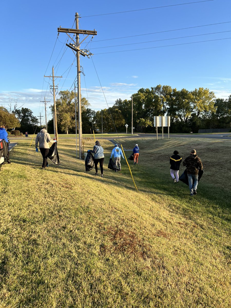ChiefPhyllisAnn's tweet photo. Blessed to have many volunteers at my Saturday Cleanup Project. composition of the volunteers. 1 retiree - me, 1 JC Community member, 3 military dependents, and 9 Soldiers from 1st Infantry Div units: 1-5 FA, 2-70 AR, HHBN &amp;541st DSSBN. Thank you volunteering In Junction City. https://t.co/KwzWuS4GX8