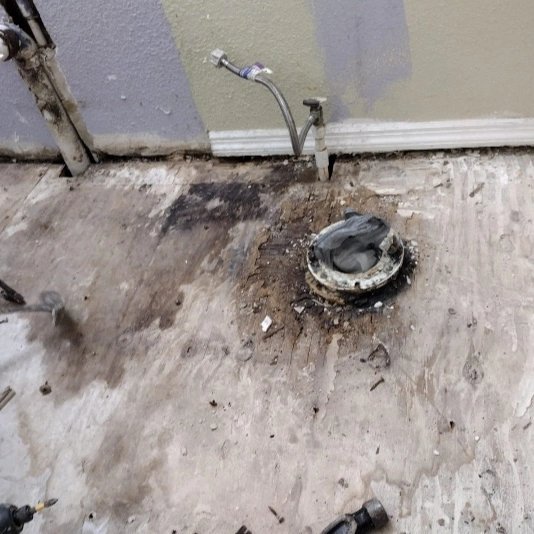Lolasqualityco1's tweet photo. Bathroom remodel. We had the floor, the toilet seat and water taps replaced.

#lolathebuilder #building #builders #plumbing #plumbingfl #constructionfl #womeninhelmets #painting #carpentry #electricalservices #remodelling #renovation https://t.co/2CMf5RxuDz