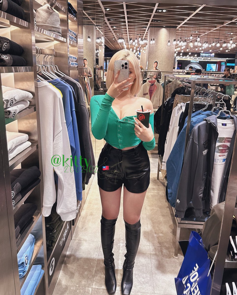 kitty2002102's tweet photo. 下雨天大家都在信義喔🤯
有夠多人的啦！
又超濕💦
但買了好多皮褲 開勳🥰 https://t.co/Gd6X37ffbj