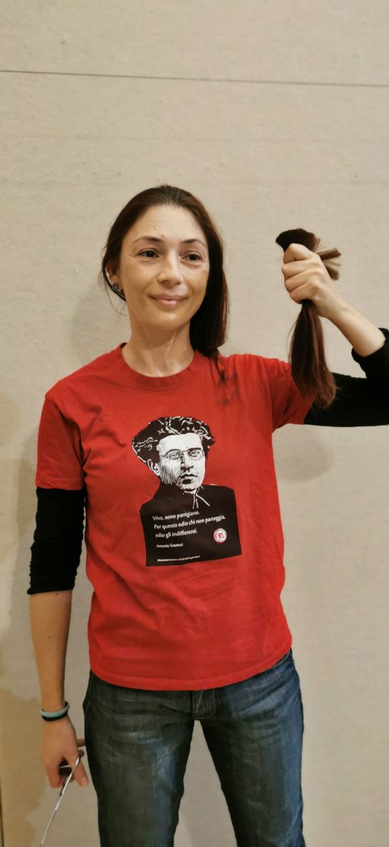 prc_lombardia's tweet photo. Nel nome di Masha. Arte e contestazione spesso camminano insieme per dare voce all’ingiustizia. A #Brescia fino a domenica 16 ottobre al #Marcof si raccoglieranno ciocche di capelli in solidarietà con le donne iraniane. Anche #Rifondazione sostiene l’iniziativa. https://t.co/TvLG31xO0X