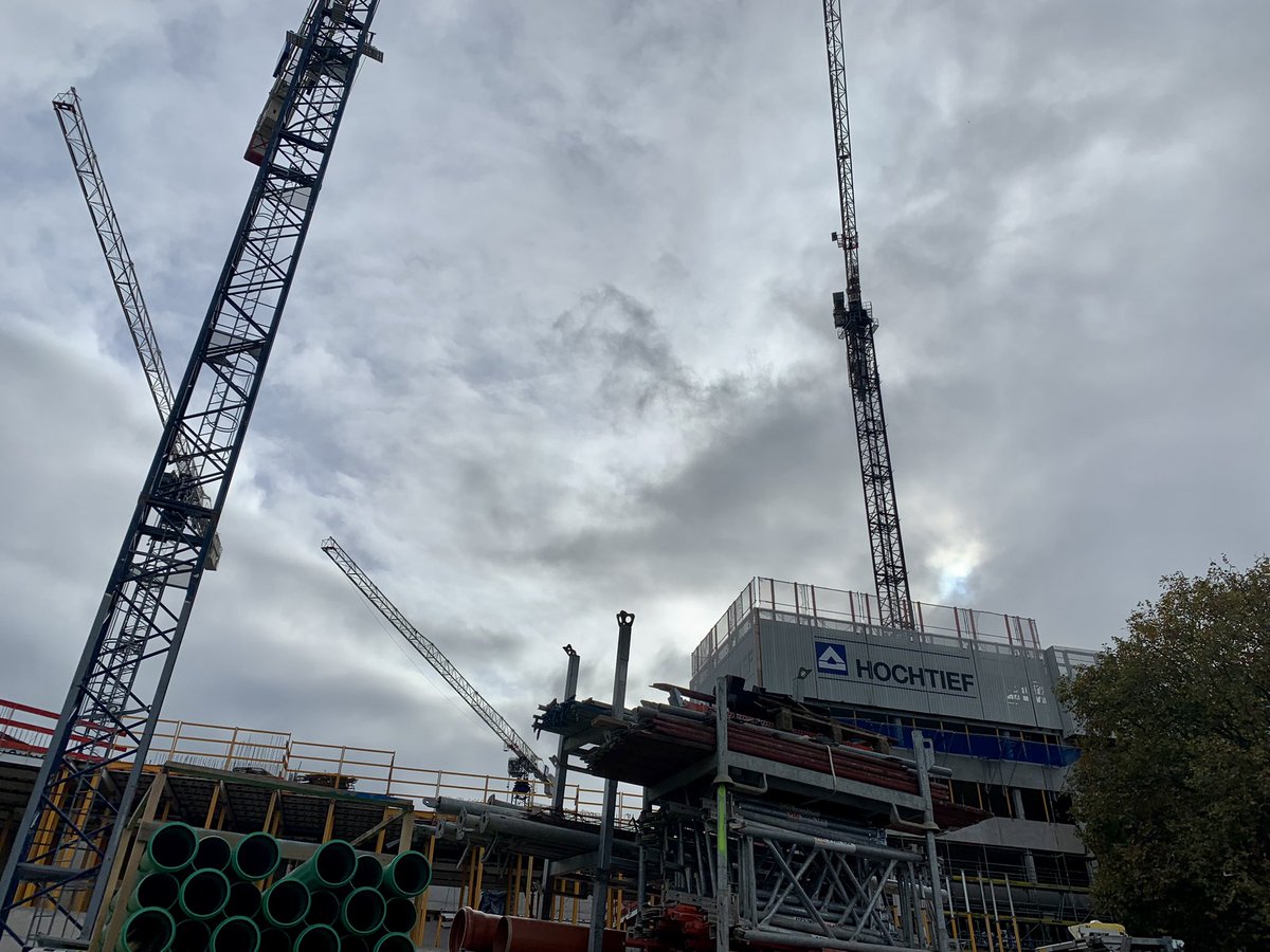 StadtwerkeDO's tweet photo. 1/3 Drei imposante Großbaustellen direkt am Westfalendamm (B1) markieren 25 Jahre nach dem Start derzeit das Finish bei der Entwicklung der #StadtkroneOst. Ganz im Westen am Kreuz B1/B236 baut die #Continentale Krankenversicherung ihr neues Headquarter.
@stadtdortmund @ZfK_de https://t.co/8aSAAx7HDj