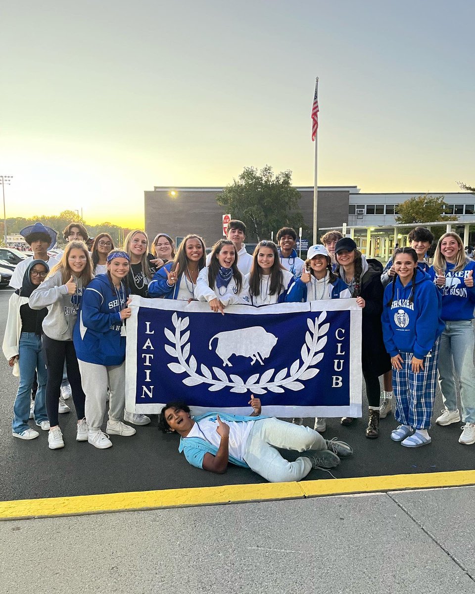 Bison_Caeruleus's tweet photo. Shaker Latin Club marched in the Homecoming Parade!!!! The banner flew proudly with the Latin Family surrounding it!!! 💯🤩💙🤍🐂🏺🏛️ https://t.co/MuIflTHUGb