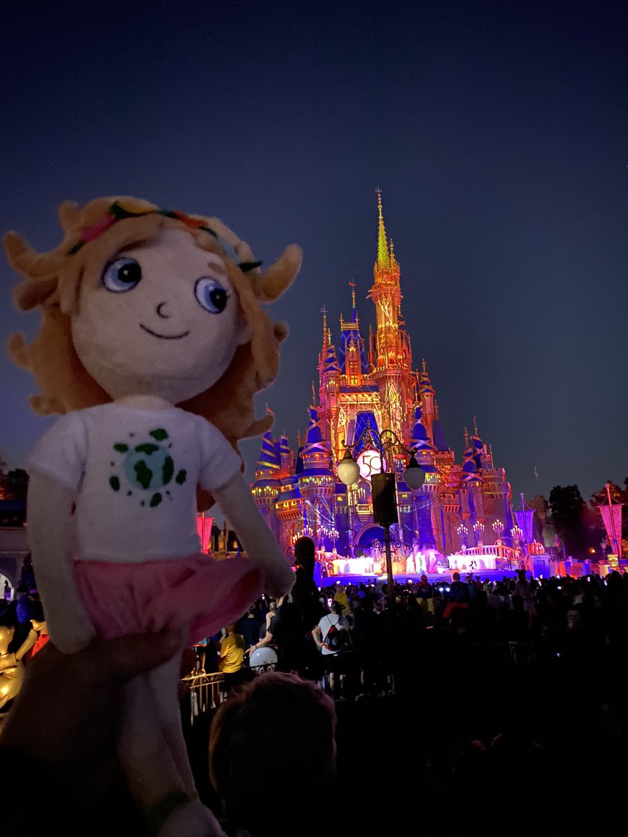 Miss Etta Kit visiting the Happiest Place on Earth 🏰🐭
What a great night seeing some “not to spooky” shows and parades! 

#BeKind #MickeyHalloween #KindnessMatters #ChildrensBooks #HappyHalloween