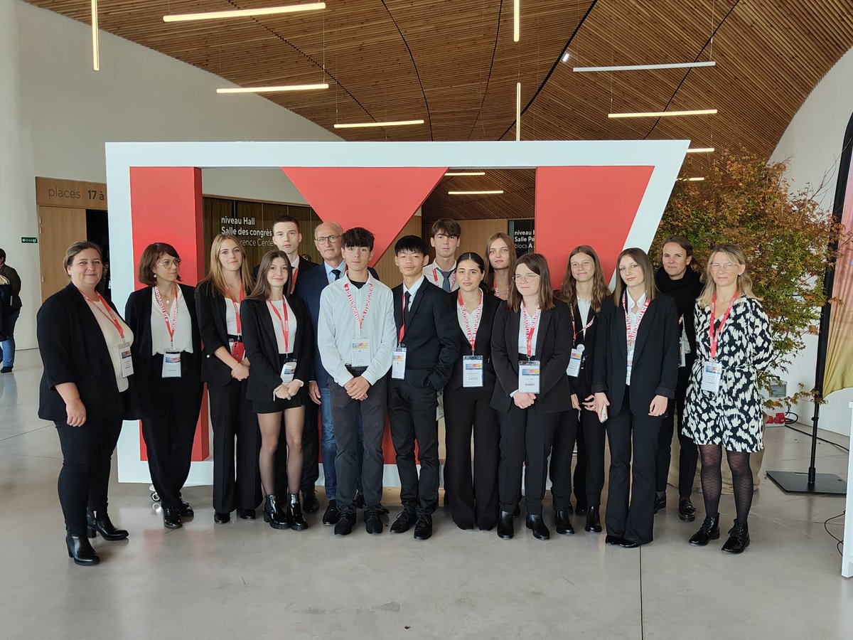 MayenneDonBosco's tweet photo. Les élèves de la section Bac Pro Métiers de l'Accueil du lycée ont assuré l'accueil ce samedi lors du forum des Élus Locaux & Acteurs Publics de l'AMF53 à l'Espace Mayenne.
Une belle expérience. 👏👏
#espacemayenne #amf53 #Laval https://t.co/5j9i2WQhgI