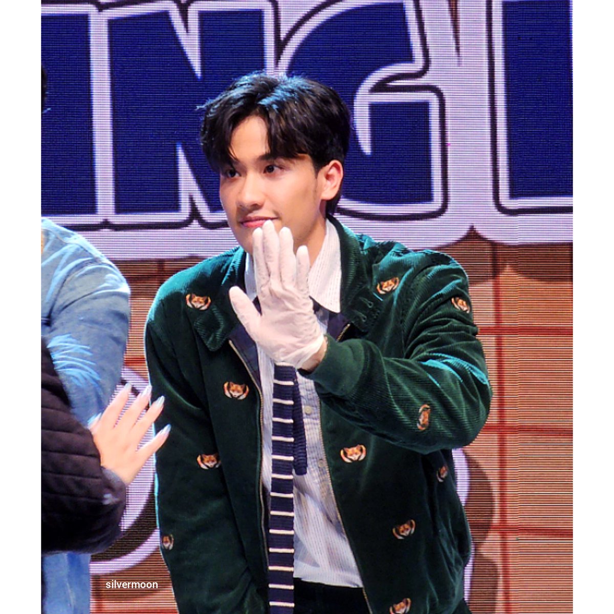 2silver_moon's tweet photo. #TayNewFMKorea2022 
#Tawan_V https://t.co/WMBkxeTTnE