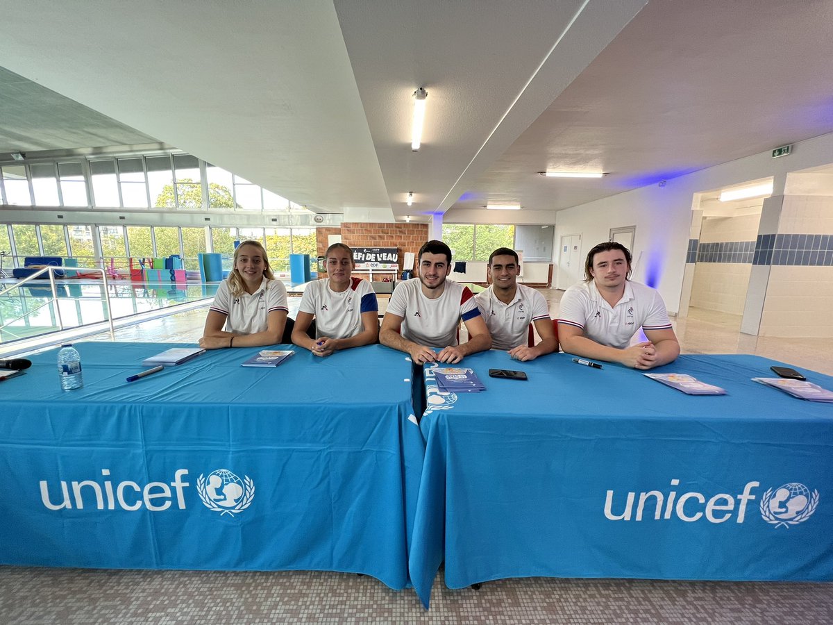 FFNatation's tweet photo. #EnDirect Un grand merci aux plongeuses de l’équipe de France Naïs et Jade GILLET et aux poloïstes de l’équipe de France U19 Clément RODRIGUES, Teyssir AISSI et Johann TONNERIEUX d’être venus participer au #DefiDeLeau à Vanves 💧
#TeamFFN @UNICEF_france https://t.co/730PcdUIiI