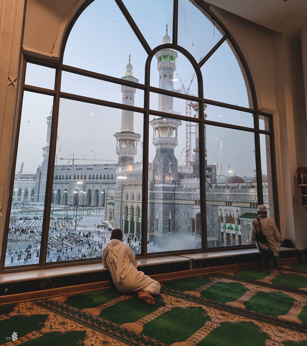 Marafe_Alyasmen's tweet photo. اللهُ ربكَ يابن آدمَ لا تسل
إلا الذي بِسُؤالهِ يحيَا الأمَلْ

لاتشتكِ الآلامَ إلا للذي
في ذكرهِ تَنْسَى التَّوجُّعَ والوجَلْ

فاطرُقْ بدمعِ العينِ أبوَابَ الرَّجا
ما ذلَّ مَن بالله مَولاهُ اتصَلْ

وامدُد له كَفَّ افتقَاركَ في الدُّجُى
من يَرتجِ الرَّحمَنَ في أمْرٍ وصَل

#جهاد_جحا https://t.co/BWLbCL4ryM