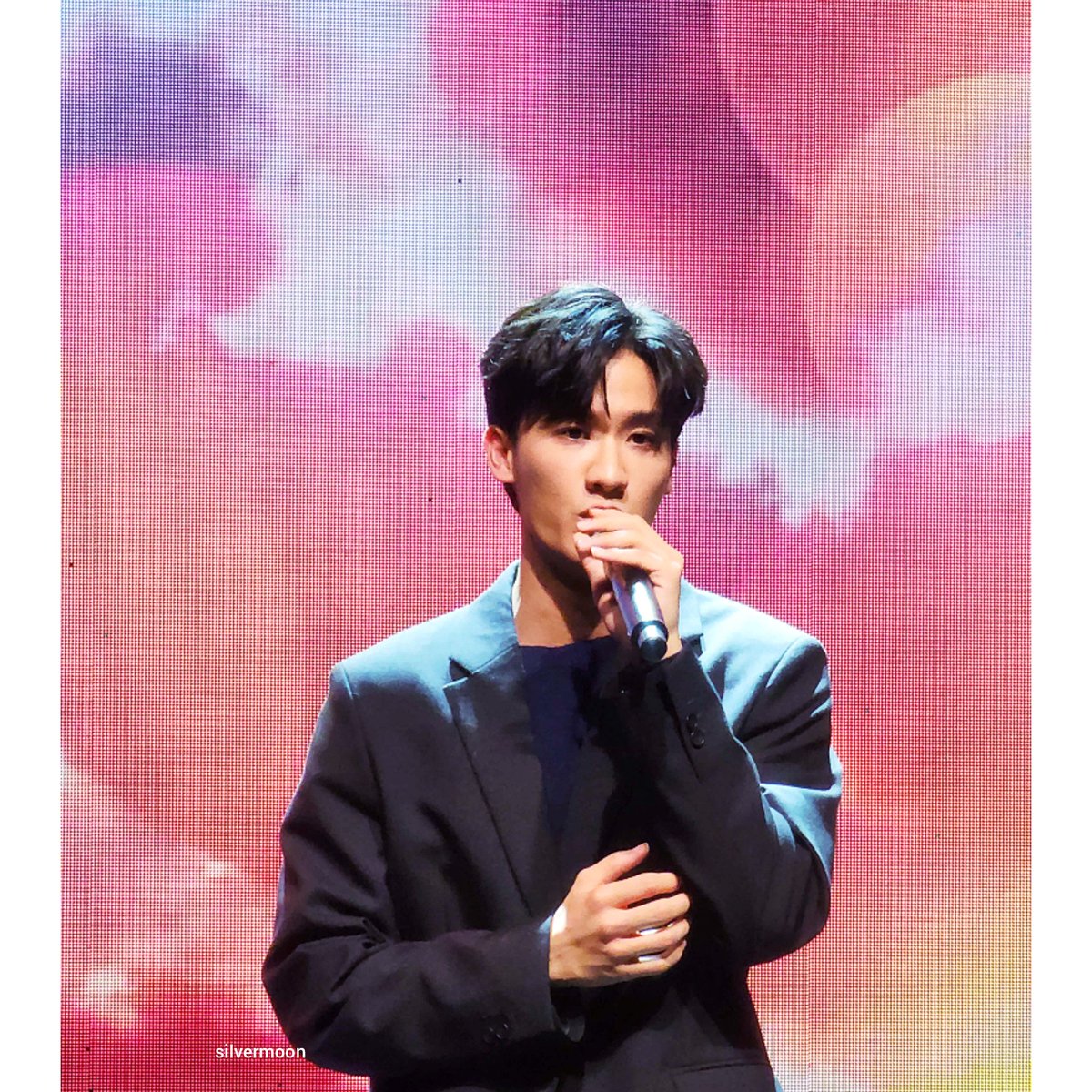 2silver_moon's tweet photo. #TayNewFMKorea2022 
#Tawan_V https://t.co/k3v96cTYQ0