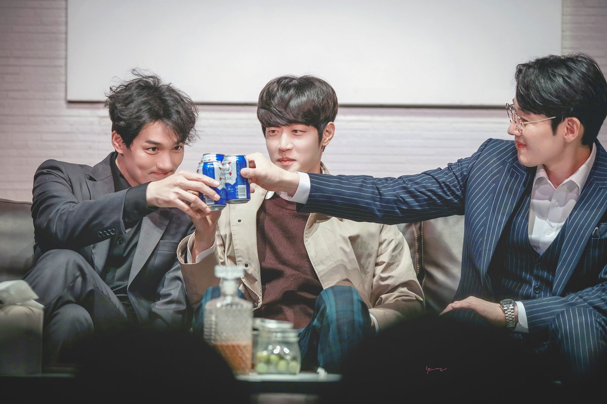 __4or's tweet photo. 221015 아트 커튼콜 #박영수 #조풍래 #김도빈

난 그냥 너네 친구, 웃기는 이반으로 남고 싶다고 https://t.co/7Yam80YSBD