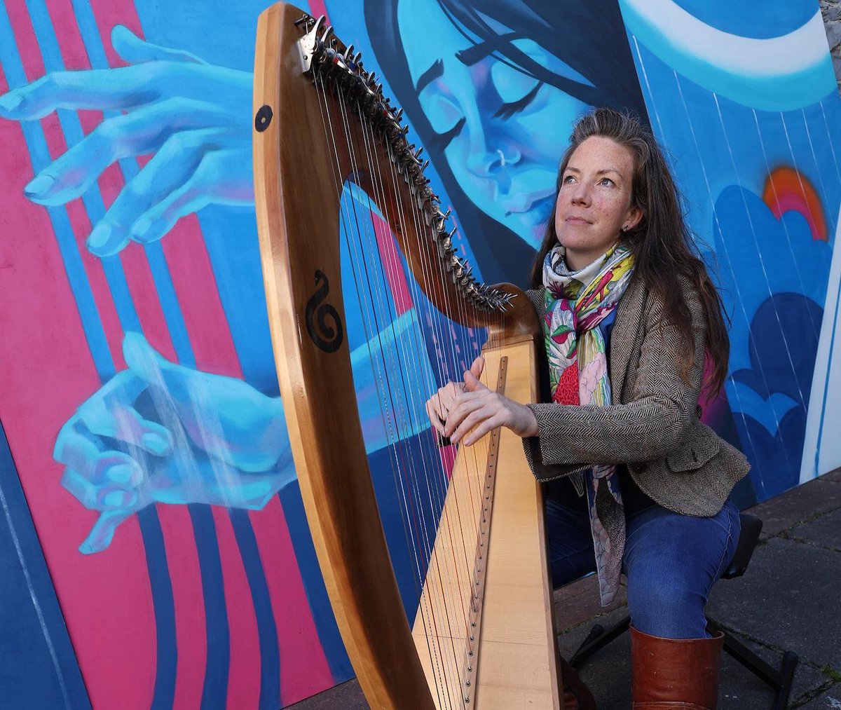 Happy international Harp Day!
I’m happy to reveal my mural celebrating Lá na Cruite #HarpDay2022. 
I finished the artwork while @HarpAisling was performing a beautiful piece. It was such an interesting  type of collaboration! 🎶 
Thank you @harpirl 
📸 Picture 2 by @maxwellpix