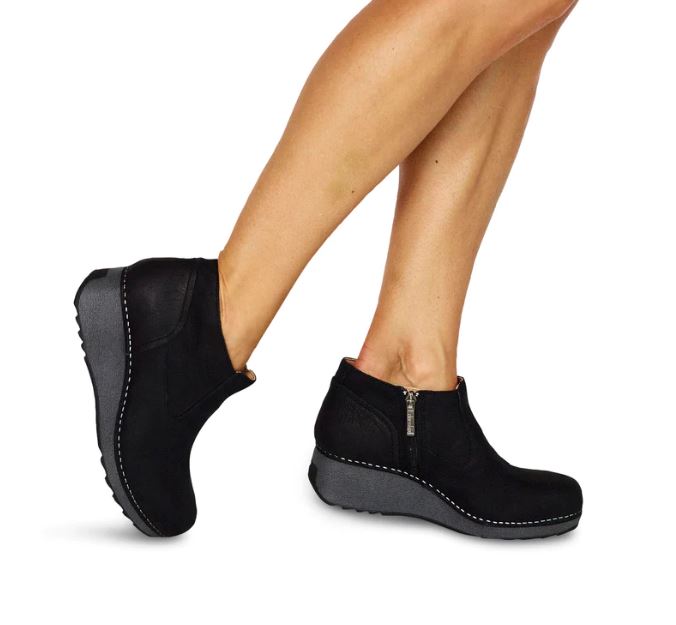 SoundFeet's tweet image. Meet one of our newest member, the Dansko Charlene! Grab yours soon before they're all gone!
#dansko #ankleboot #boots #Fall #sweaterweather #syhoeoffyoursoundfeet