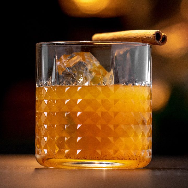 WhiskyFdn's tweet photo. Have you tried a pumpkin spice old fashioned? We can all appreciate a good old fashioned, especially on a cold autumn night.🍂 A lot of us can also admit the pumpkin spice latte can be a guilty pleasure. 😋 This drink sounds like a must try this autumn! https://t.co/BE7CvPfzxQ