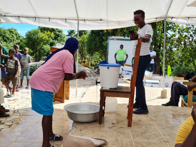 HI_UnitedStates's tweet photo. 🧼🖐 This #GlobalHandwashingDay, support #CleanHandsforAll.
@CDCgov reports that #handwashing can prevent 1 in 3 diarrheal illnesses.
The road to universal hand #hygiene starts with access and ends with wet, lather, scrub, rinse and dry!
📷 F. Roque / HI 📍#Haiti https://t.co/gCxv5TDIqM