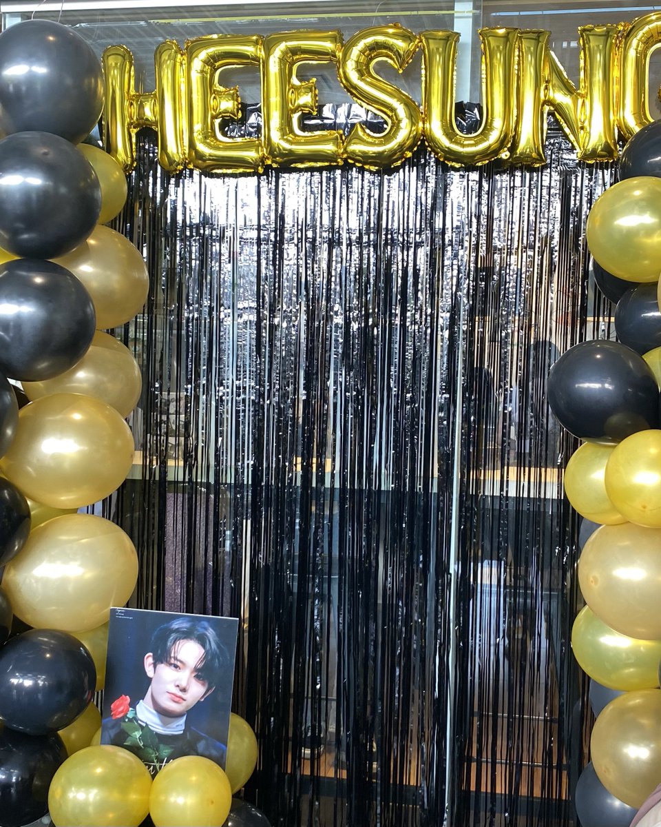 nrfatinltfi's tweet photo. in love with their deco, cup holder and hand fan! heeseung is the prettiest man indeed 🥹❤️
#LightOfOctober https://t.co/WNJa3akO4Y