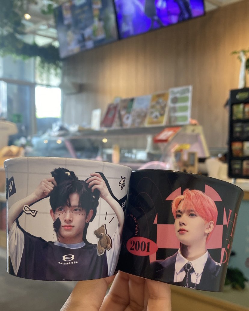 nrfatinltfi's tweet photo. in love with their deco, cup holder and hand fan! heeseung is the prettiest man indeed 🥹❤️
#LightOfOctober https://t.co/WNJa3akO4Y