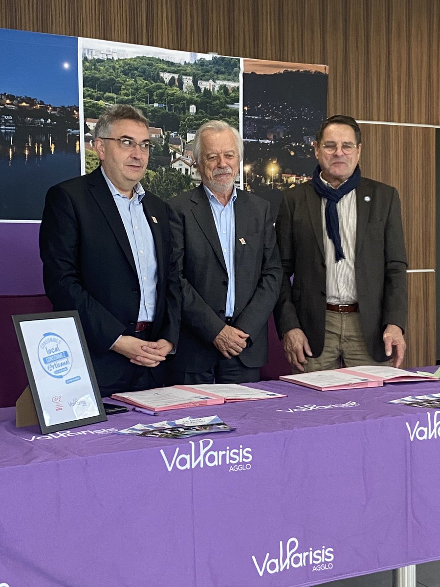 PKuchly57's tweet photo. Témoin privilégié de la signature d’une charte sur le consommer local entre @valparisis et @Artisans95 !

Bravo aux présidents @yannickboedec et #MichelAlexeef pour cette belle initiative qui met en avant nos artisans !

@cmaidf @CCI_95 @CCI_Paris_IdF @ccifrance @CPMEnationale https://t.co/7DcAGB3O5D