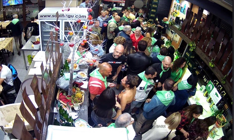 Así se volvieron a poner las sidrerías de Gijón en el primer viernes de Gijón de Sidra🍾😋 Nos vemos hoy de nuevo?