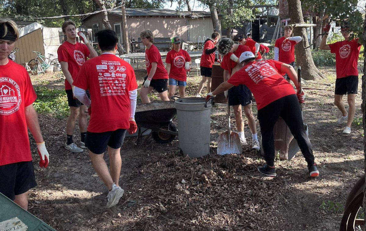TXBaseball14's tweet image. Azle Baseball out this morning helping an Azle home owner #Servolution
