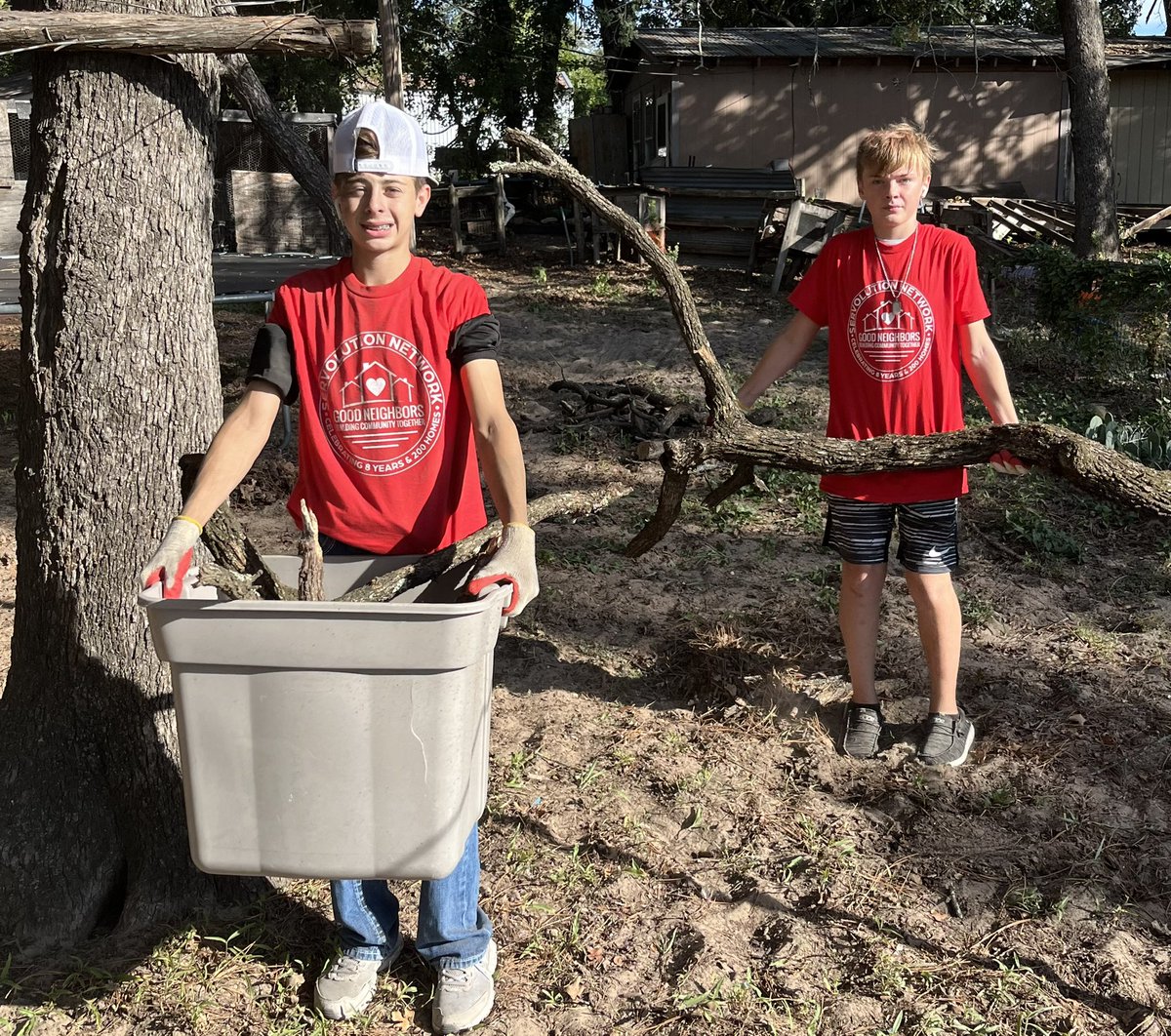 TXBaseball14's tweet image. Azle Baseball out this morning helping an Azle home owner #Servolution