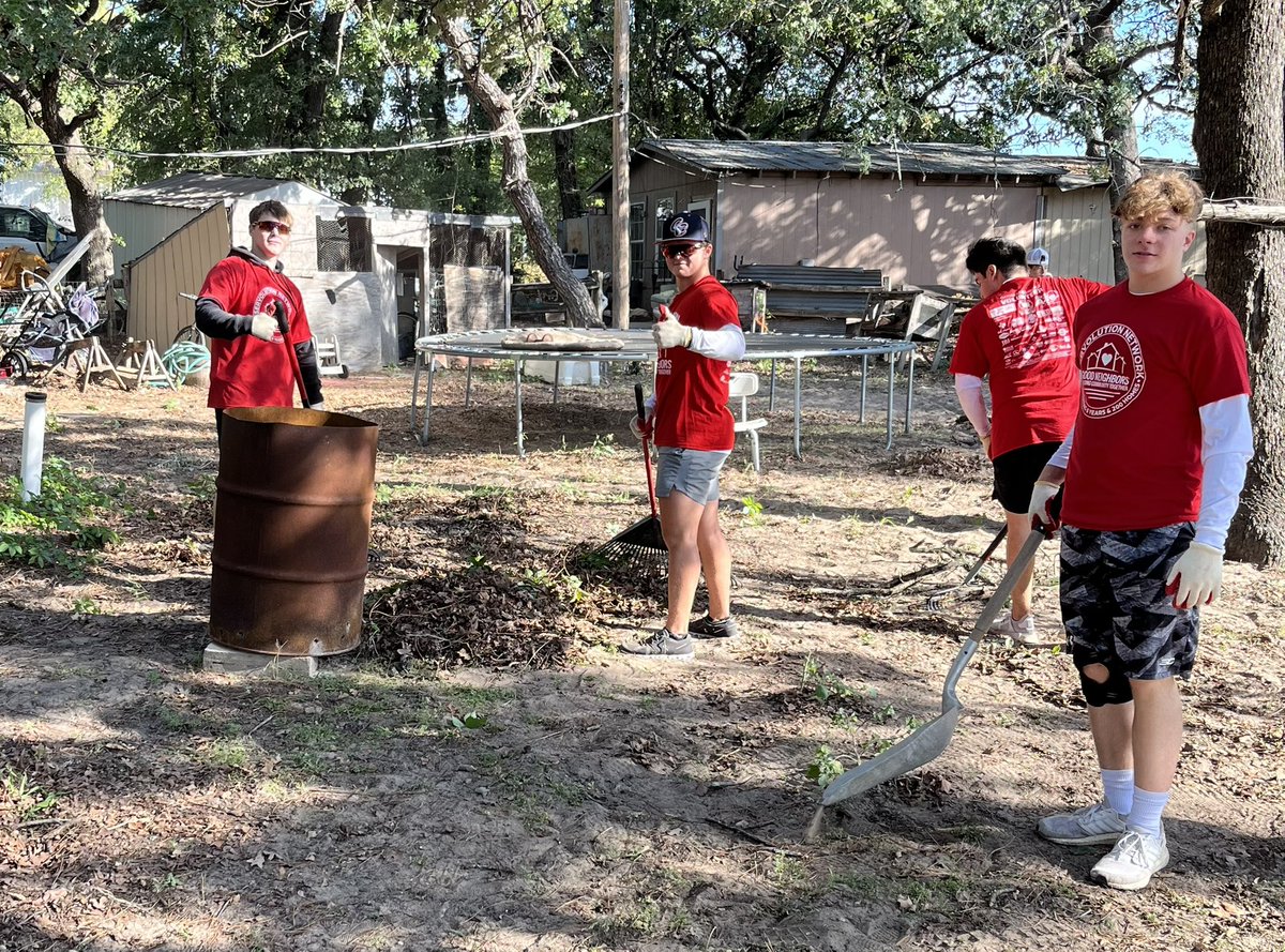 TXBaseball14's tweet image. Azle Baseball out this morning helping an Azle home owner #Servolution