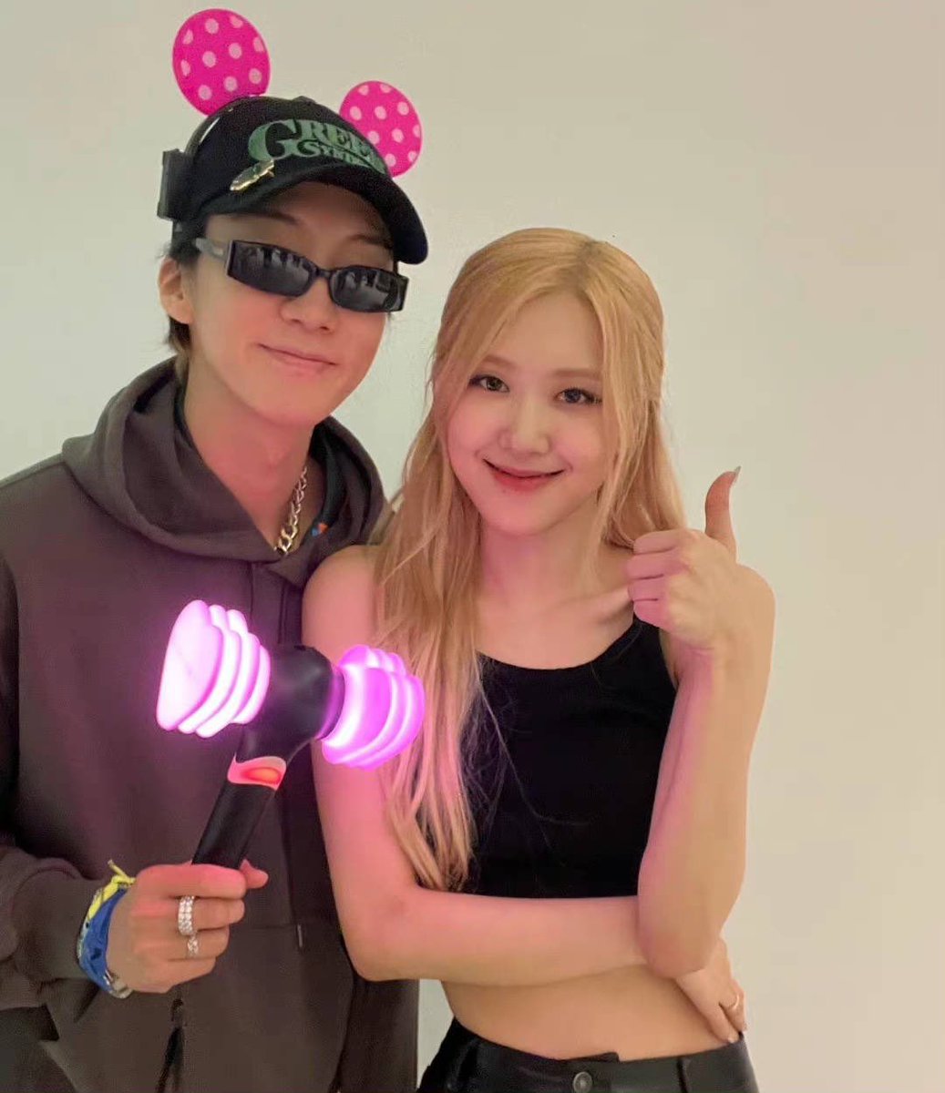 _youimma's tweet photo. 챙💖 지수웅니네 웅니랑도 찍었네 #로제 #ROSÉ https://t.co/lUyGyZuIsa