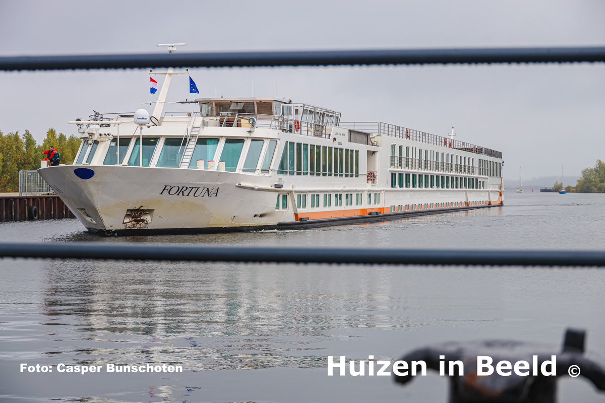 Asielboot van 125 meter aangemeerd in Huizen.
instagram.com/p/CjvRAxFNEKo/… 
© Fotograaf: Casper Bunschoten.