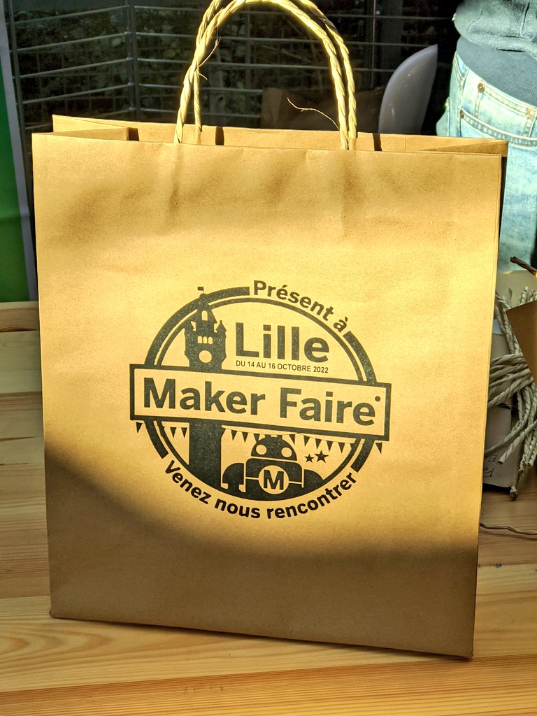 All the way from Togo, <a href="/CivicBag/">Civic Bag</a> brought their beautiful #ecofriendly recycled cement paper bags to <a href="/MakerFaireLille/">Maker Faire Lille</a>! 💚♻️🇹🇬