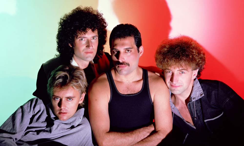 Queen'den 31 yıl sonra yeni şarkı. 🧑‍🎤 Dünyaca ünlü müzik grubu Queen'in daha önce hiç duyulmamış şarkısı ‘Face It Alone’ yayınlandı. 1988'de kaydedilen şarkı, ses mühendislerinin uzun uğraşları sonucu dinleyiciyle buluştu. #Queen #FreddieMercury