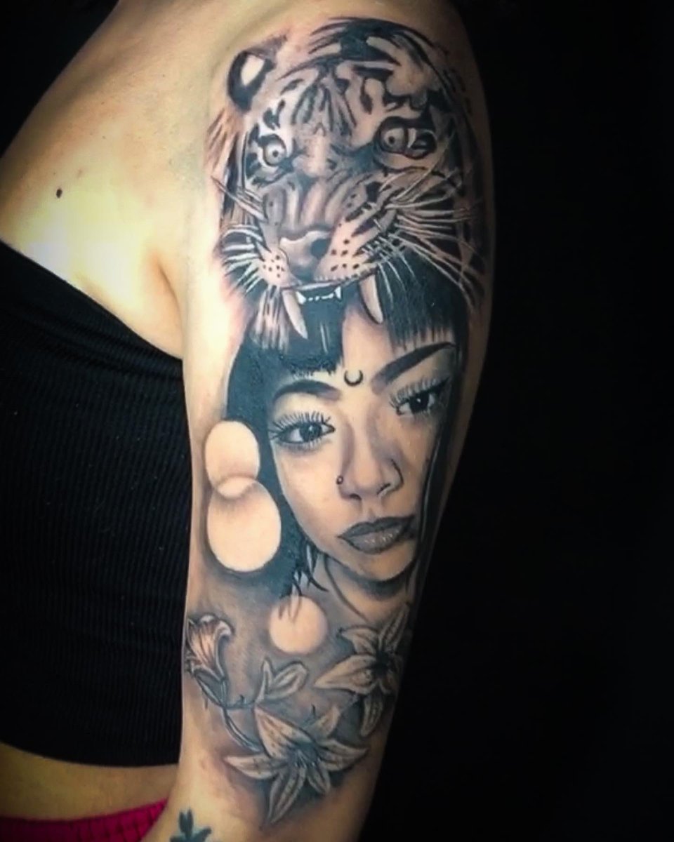 alclaymist's tweet photo. @jennystax I’m a tattoo artist based in Houston Tx, I attached some of my work to this thread and you can check out IG as well ( _coldwrld_ ). DM me if you have any questions https://t.co/y354UVPCRH