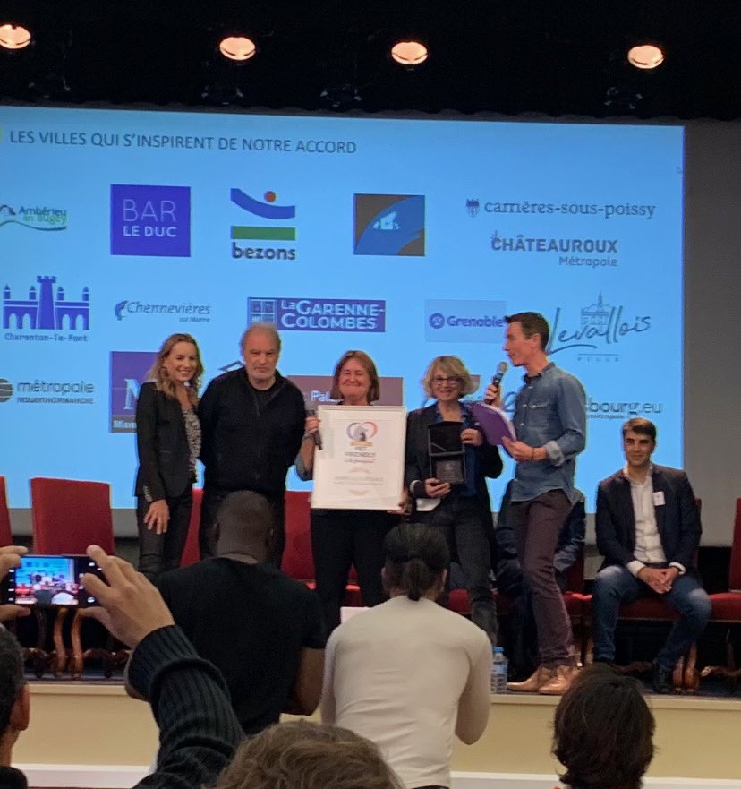 De_Lavalette_B's tweet image. @MarieLeLan2 &amp;amp; moi  très heureuses &amp;amp; fières que @villedesuresnes ait reçu aujourd’hui par @raphmezrahi le « Trophée Pet Friendly à la française » pour l’accord pionnier dans la fonction publique relatif à l’accueil des chiens au bureau que j’ai signé en 2020 avec CGT,FO &amp;amp; Synper!