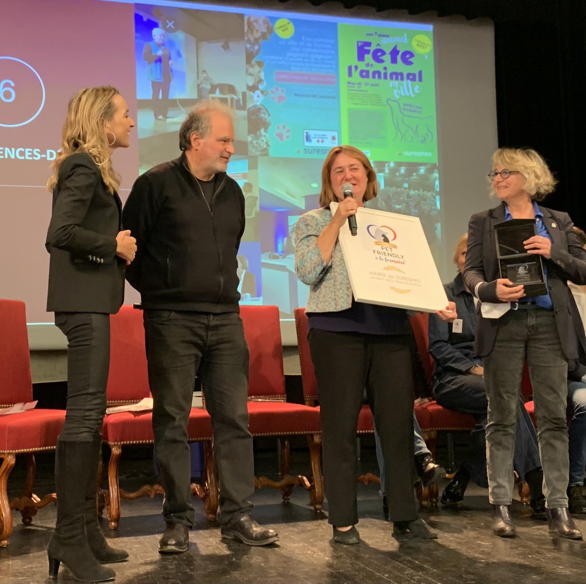 De_Lavalette_B's tweet image. @MarieLeLan2 &amp;amp; moi  très heureuses &amp;amp; fières que @villedesuresnes ait reçu aujourd’hui par @raphmezrahi le « Trophée Pet Friendly à la française » pour l’accord pionnier dans la fonction publique relatif à l’accueil des chiens au bureau que j’ai signé en 2020 avec CGT,FO &amp;amp; Synper!