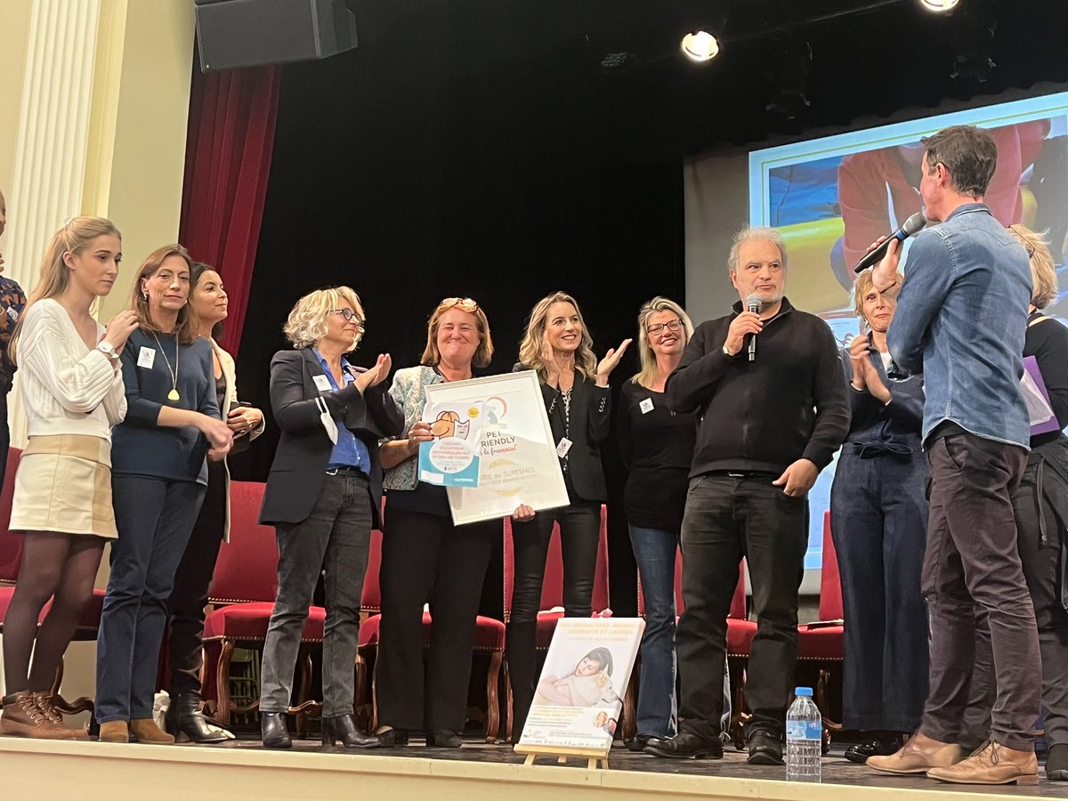 De_Lavalette_B's tweet image. @MarieLeLan2 &amp;amp; moi  très heureuses &amp;amp; fières que @villedesuresnes ait reçu aujourd’hui par @raphmezrahi le « Trophée Pet Friendly à la française » pour l’accord pionnier dans la fonction publique relatif à l’accueil des chiens au bureau que j’ai signé en 2020 avec CGT,FO &amp;amp; Synper!