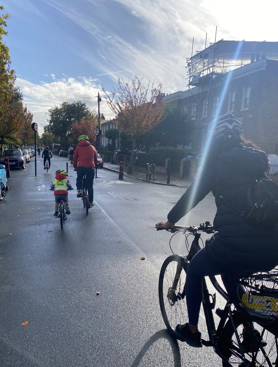 As the sky turned the #cycling continued. Lots of #riders big and small out in #StokeNewington and #Islington this afternoon. #LTNs #saferstreets #Hackney #activetravel #Stokey #Londoncycling
