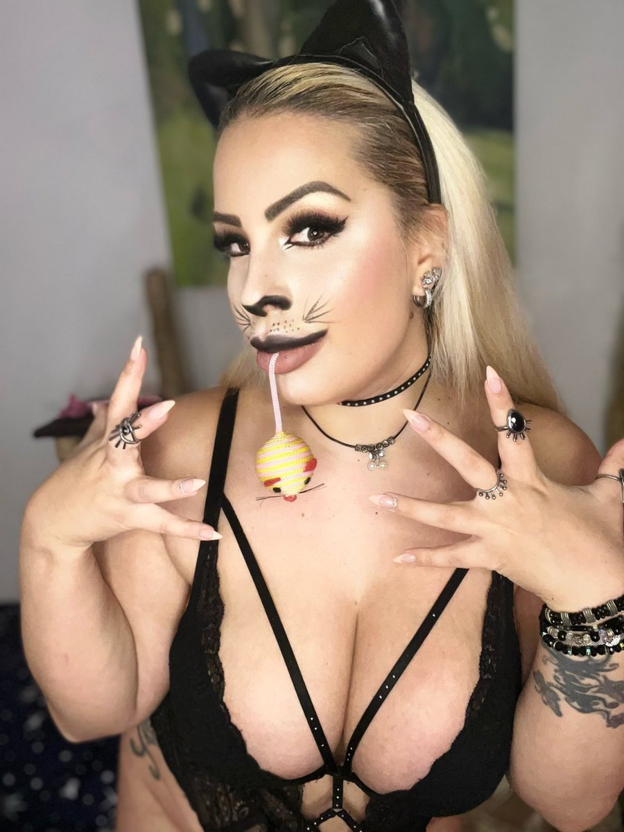 denisiarocks's tweet photo. Trick or treat? 🐱🐱🐱 @chaturbate
#ChaturbateHalloween #contest #mieow https://t.co/BhImzJaQmI