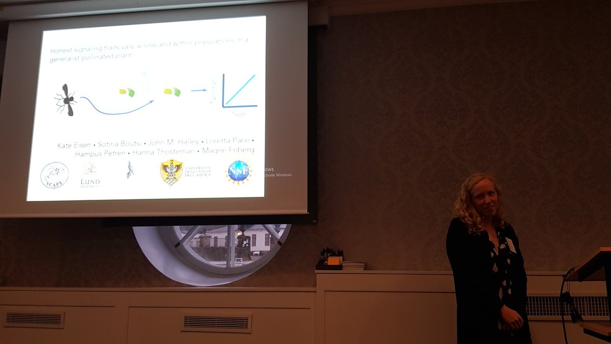 SCAPE_Poll_Ecol's tweet photo. Kate Eisen studied wether flower size and floral scent could function as an honest signal of floral reward in Arabis alpina. Here presenting at #SCAPE2022 https://t.co/gFiqZ4BGO2