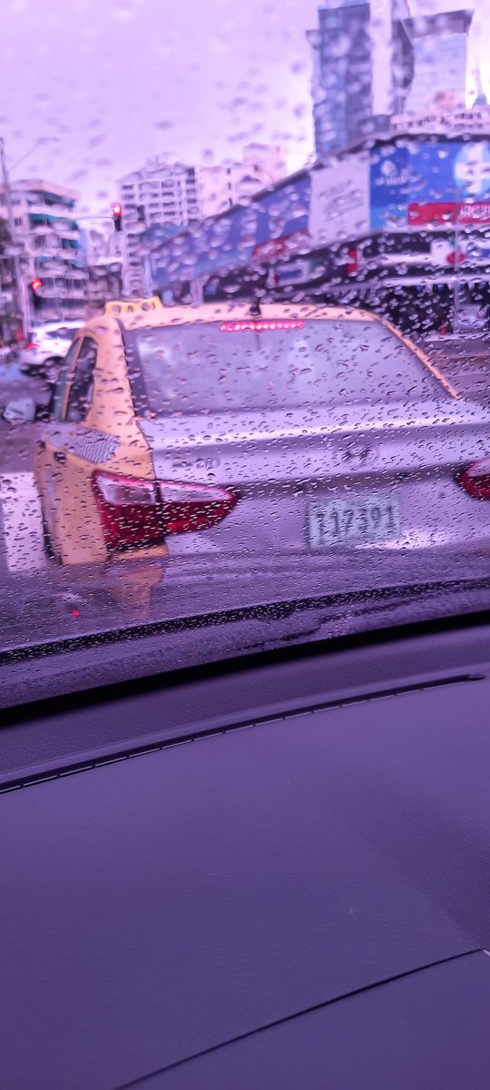 Señores de la <a href="/ATTTPanama/">Autoridad del Tránsito</a> este señor decide hacer piquera frente a la caja de ahorro en vía España a la salida del metro, bloqueando todo un carril y no queriendo avanzar con la luz verde del semáforo