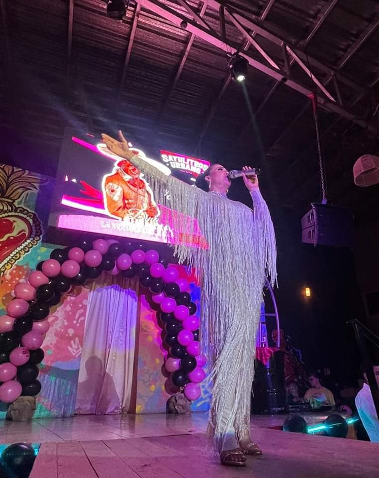 ✨  DINA BUENDIA   ✨ 
"LA VOZ MAS DULCE DE MEXICO"  

🗓 sabado 15 octubre  
 ⏰9 pm 

Dina buendia ( la original ) y el show de imitacion " las rosas 🌹  traen para ti una noche mágica ⭐⭐⭐⭐⭐

📝Reservaciones  WhatsApp 33 31895062

Suc - Sayulitros urbano -  Av