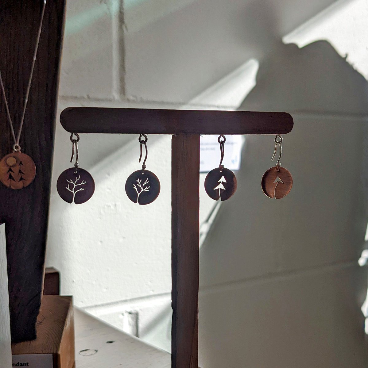 #MeetTheMaker This coming Thursday afternoon I'll be setting up my bench in the gallery at <a href="/AllendaleForge/">AllendaleForgeStudio</a> to do a saw piercing demo. Pop along and see how I cut out the tree silhouettes in these lovely earrings. I might even let you have a go yourself... 😁 #LollaMac