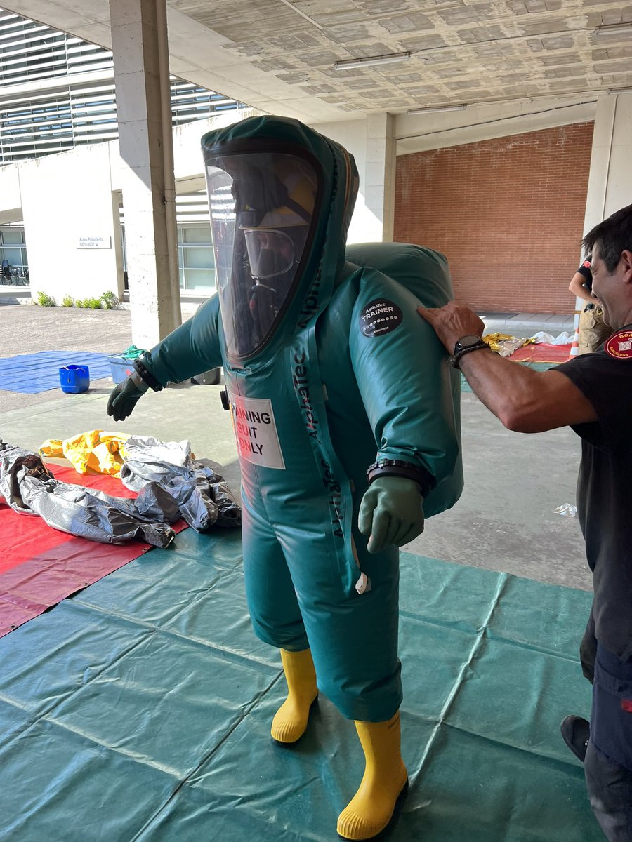 IsidreSierra's tweet photo. Cap de setmana de formació a @ispccat amb escola de @bomberscat : curs #nbqr per a bombers voluntaris. https://t.co/zjbOFVIvxE